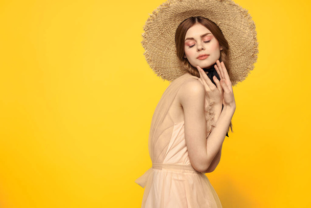 Retrato mujer en sombrero de paja sobre fondo amarillo recortado vista de verano vestido modelo coletas romance - Foto, imagen