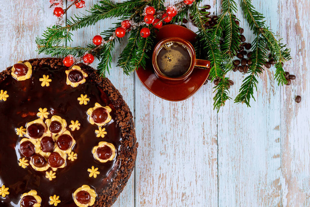 Čokoládový rumový dort s kávou na dřevěném pozadí. vánoční nebo novoroční koncept. - Fotografie, Obrázek
