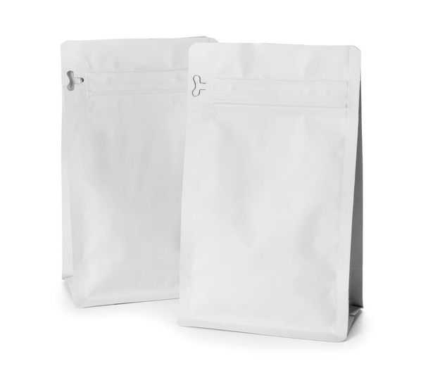 Пакеты кофе на белом фоне - Фото, изображение