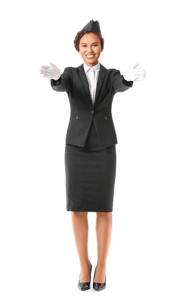 Piękna afroamerykańska stewardessa na białym tle - Zdjęcie, obraz