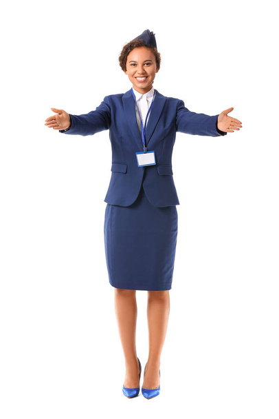 Piękna afroamerykańska stewardessa na białym tle - Zdjęcie, obraz