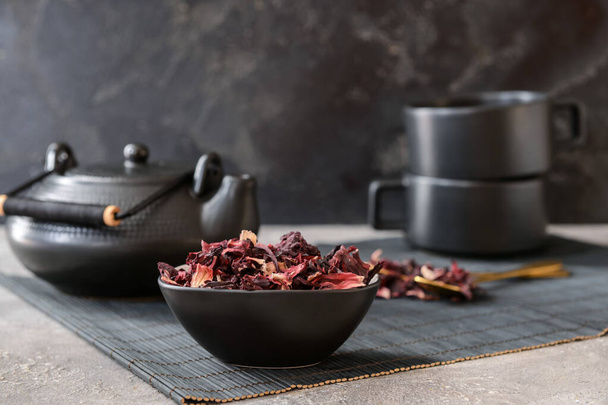 Composición con té de hibisco en la mesa - Foto, Imagen
