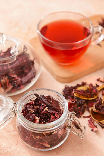 Skład z herbata hibiskus na stole - Zdjęcie, obraz