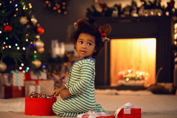 Carino afro-americano bambina con regalo a casa la vigilia di Natale - Foto, immagini