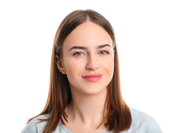 Молода жінка з маркуванням для корекції брів на білому тлі
 - Фото, зображення