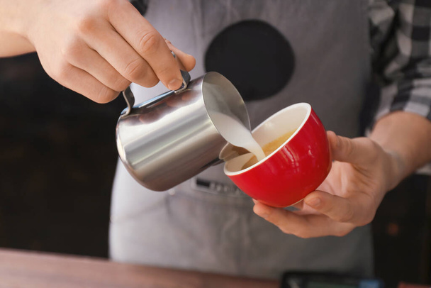 Бариста делает горячий кофе в кафе, крупным планом - Фото, изображение