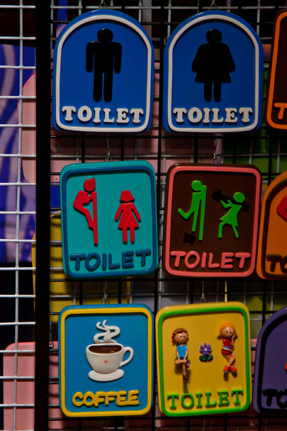 toalety-znakruch w hong Kongu na autostradzie  - Zdjęcie, obraz