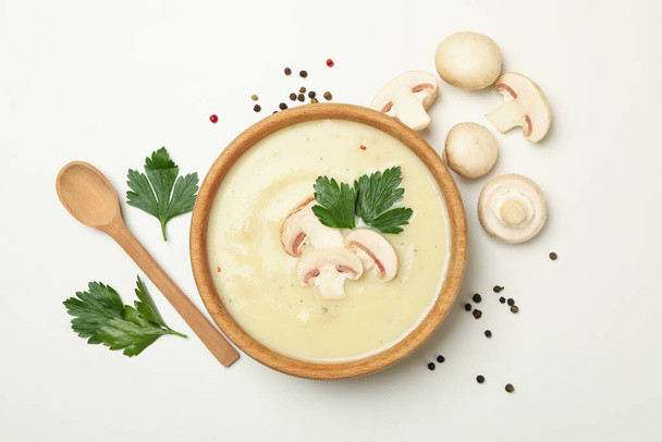 Konzept eines schmackhaften Mittagessens mit einer Schüssel Pilzsuppe auf weißem Hintergrund - Foto, Bild