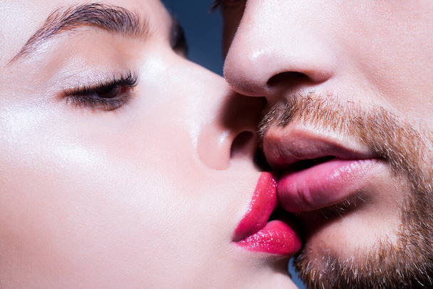 Sensual passionate couple kissing lips. Closeup of couple mouths kiss. - Foto, afbeelding