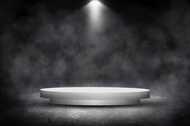 Üres tér kerek fehér dobogó vagy talapzat stúdióban sötét szoba fekete beton padló grunge textúra háttér füst és reflektorfény. - Fotó, kép