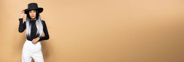 Muoti Nainen pidä ostoksia harmaa Laukut yli keltainen beige tausta kopio tilaa banneri tyyli, Muodikas hiukset tyyli Aasian tyttö musta hattu valkoinen housut - Valokuva, kuva