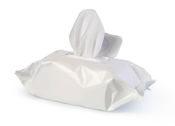 Paquete de flujo de toallitas húmedas abiertas, aisladas sobre fondo blanco - Foto, Imagen