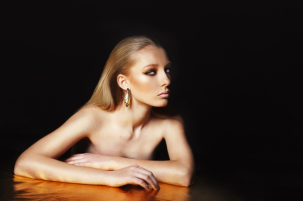 Magnifique modèle de haute couture avec boucles d'oreilles en or fabriquées en studio
. - Photo, image