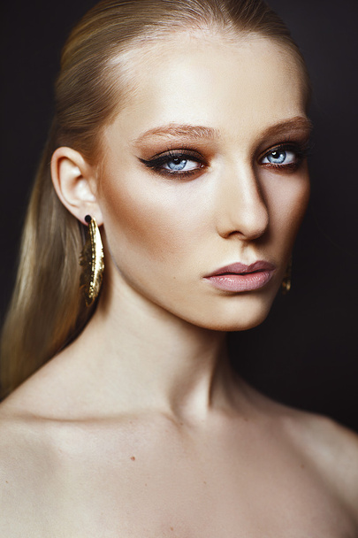 Magnifique modèle de haute couture avec boucles d'oreilles en or fabriquées en studio
. - Photo, image