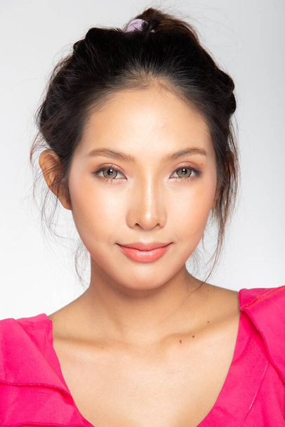 Портрет моды 20-х годов Азиатская женщина имеет красивое обновление макияж и цвет помады, она носит розовые модные предметы и привлекательные позы, сильные позы чувство над серым фоном - Фото, изображение