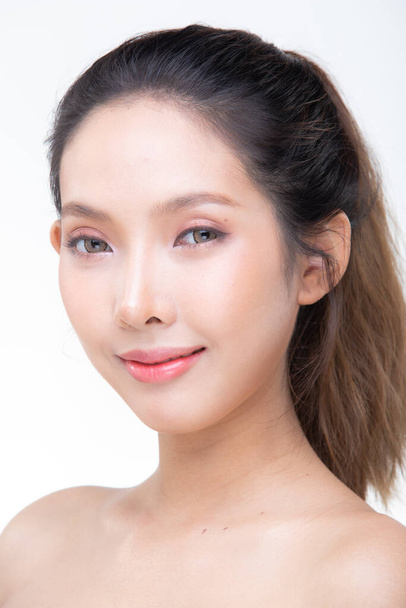 Retrato de moda 20s mujer asiática tiene hermosa actualización maquillaje y lápiz labial de color, ella sonríe poses atractivas, fuerte sensación posa sobre fondo gris - Foto, imagen