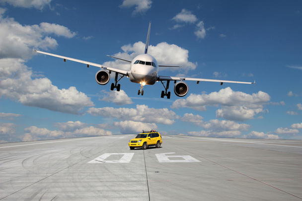 Schwelle von Landebahn mit Auto und Flugzeug - Foto, Bild