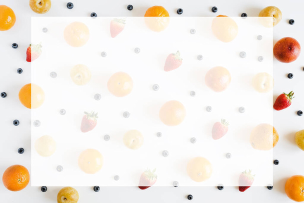 テキストのためのスペースと果物やベリーの背景。食べ物のパターン。テキストテンプレート - 写真・画像