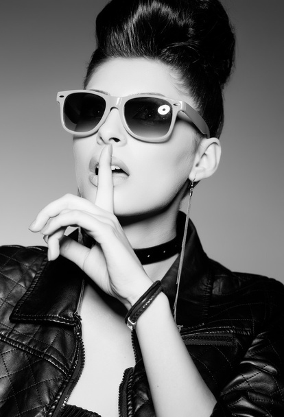 красивая панк-модель в солнцезащитных очках и кожаной куртке
  - Фото, изображение