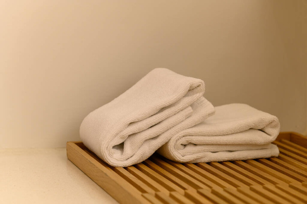 toalha branca na placa de madeira no banheiro. higiene, chuveiro, banho, conceito de frescura - Foto, Imagem