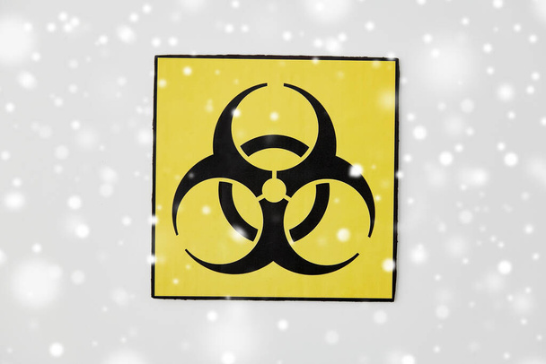 Beyaz arkaplanda biyolojik tehlike uyarısı - Fotoğraf, Görsel