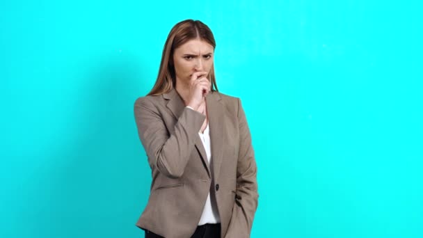 Jeune femme intelligente, en business style, qui ferme le nez avec ses doigts - Séquence, vidéo
