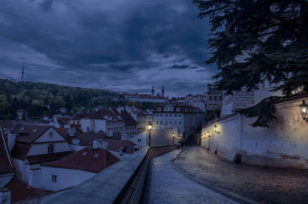 Вид на вулицю вночі в Празі, Чеська Республіка. Вулиця з прекрасним видом на історичний центр міста в Празі.. - Фото, зображення