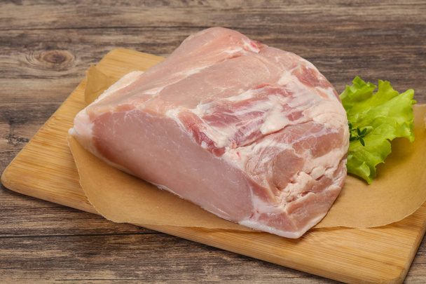 Мясо сырой свинины готово к приготовлению - Фото, изображение