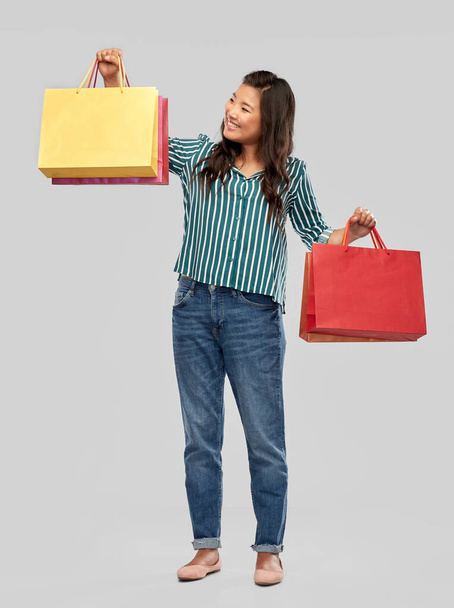 happy asian woman with shopping bags - Foto, Imagem