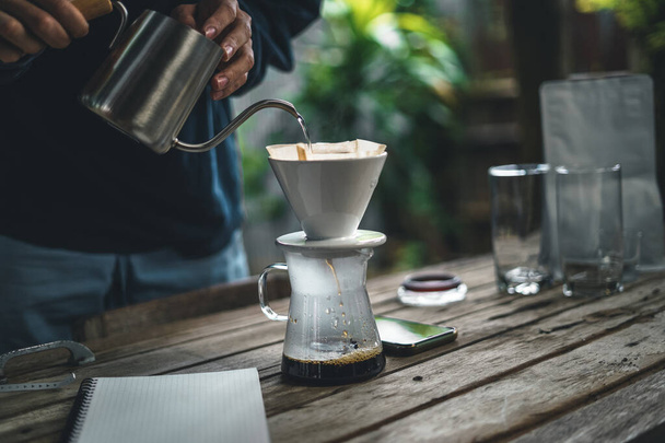 barista tippuu kahvia ja hidas kahvibaari tyyli tippuu kahvia - Valokuva, kuva