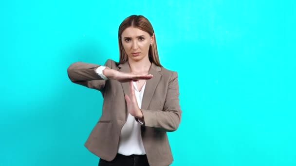 Cansada jovem mulher em terno de negócios mostrando gesto de time-out na câmera - Filmagem, Vídeo