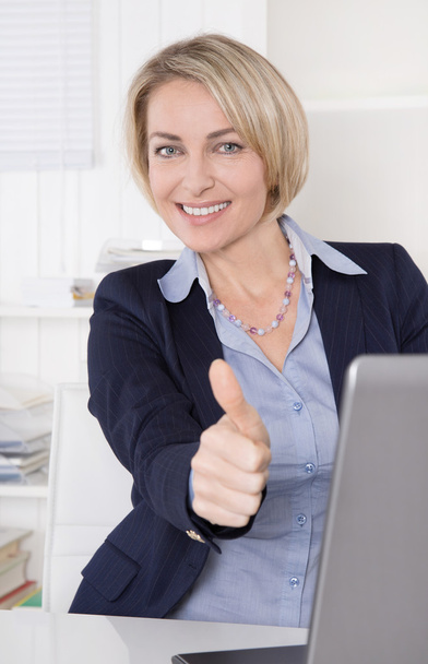 Successful senior business woman with thumbs up. - Φωτογραφία, εικόνα