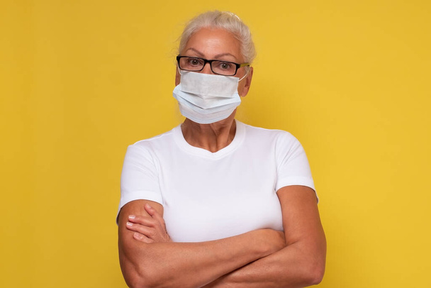 Starsza kobieta w ochronnej masce medycznej dla ochrony przed wirusem - Zdjęcie, obraz