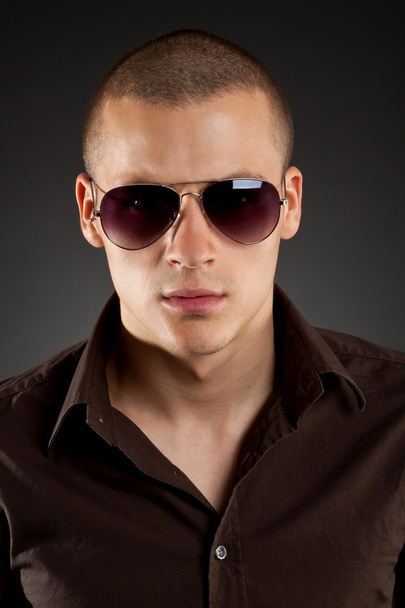 νεαρός άνδρας με γυαλιά ηλίου - Φωτογραφία, εικόνα