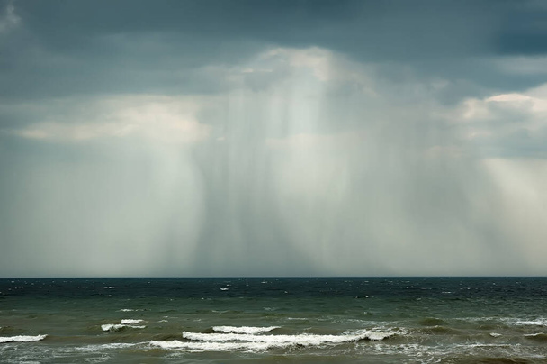 Азовский морской пейзаж со штормом над ним - Фото, изображение