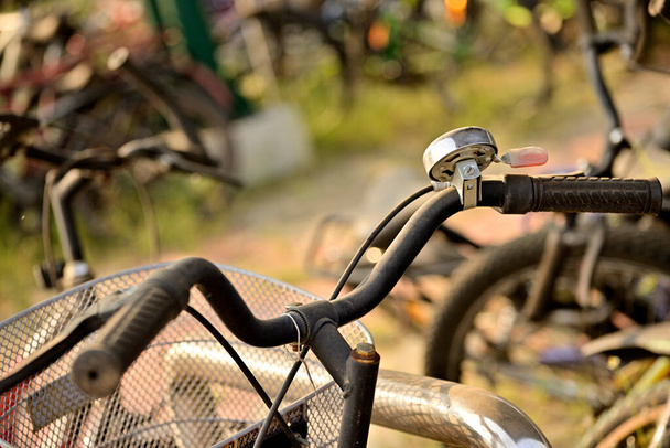 Крупним планом знімок велосипедного керма на припаркованому велосипеді
 - Фото, зображення