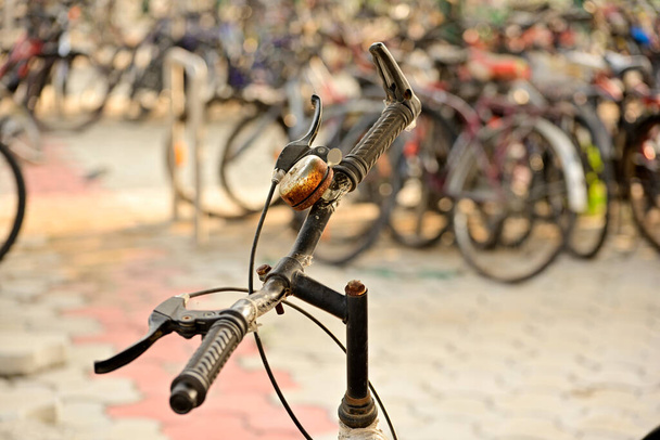 Крупним планом знімок велосипедного керма на припаркованому велосипеді
 - Фото, зображення