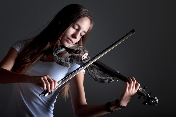 Woman playing violin - Foto, afbeelding