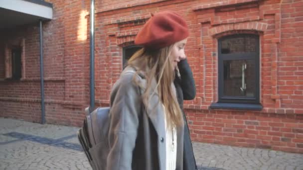 2人の美しい笑顔の女性が街を歩いている。消費主義、ライフスタイルの概念 - 映像、動画