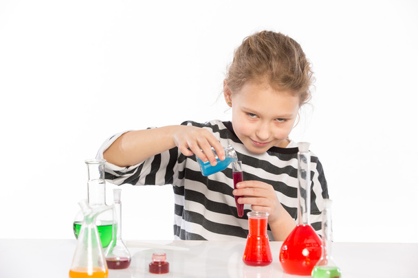 Criança em aula de química, aula de química
 - Foto, Imagem