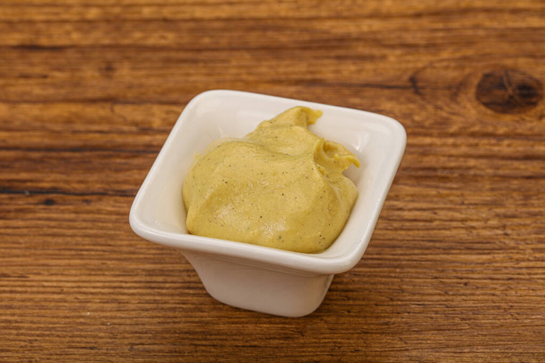 Molho de molho de mostarda Dijon na tigela - Foto, Imagem