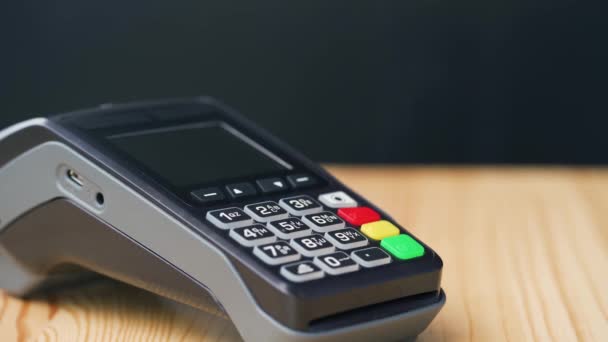 NFC hitelkártyás fizetés. Nő fizet érintésmentes hitelkártyával NFC technológiával. Vezeték nélküli pénz tranzakció. Vezeték nélküli fizetés - Felvétel, videó