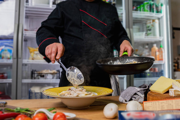 Kana Alfredo Pasta sieniä puupöydällä ainesosia sen vieressä, juuri valmistanut kokki.Top view  - Valokuva, kuva