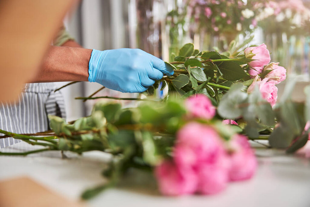 Professional florist creating composition of pink roses - Valokuva, kuva