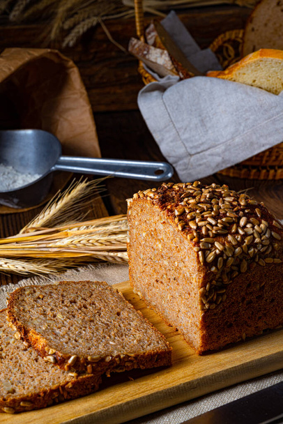 Moist wholemeal bread, crushed or ground whole grain - Zdjęcie, obraz
