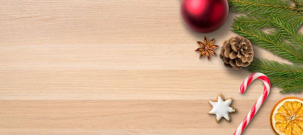 Décorations de Noël sur un fond en bois avec espace de copie - Photo, image