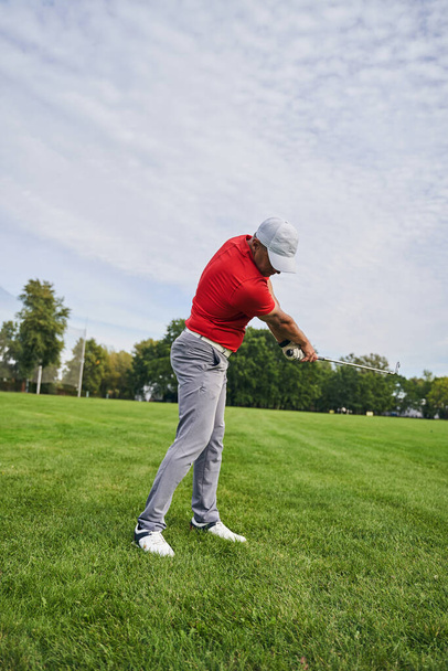 Experienced Caucasian golfer improving his golf technique - Foto, Imagen