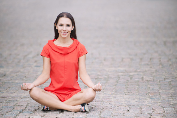 Женщина в красном платье медитирует
 - Фото, изображение
