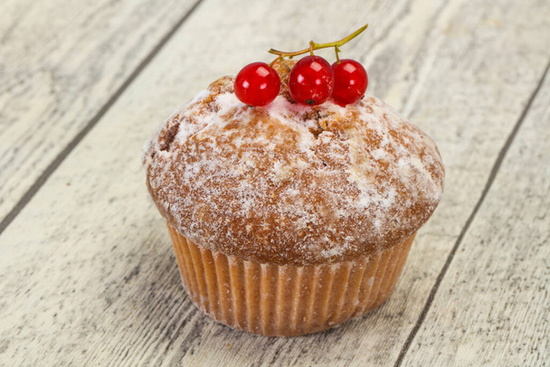 Süßer leckerer Muffin mit roten Johannisbeeren - Foto, Bild