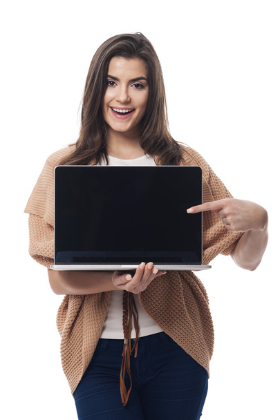 Femme montrant sur l'écran d'ordinateur portable
 - Photo, image